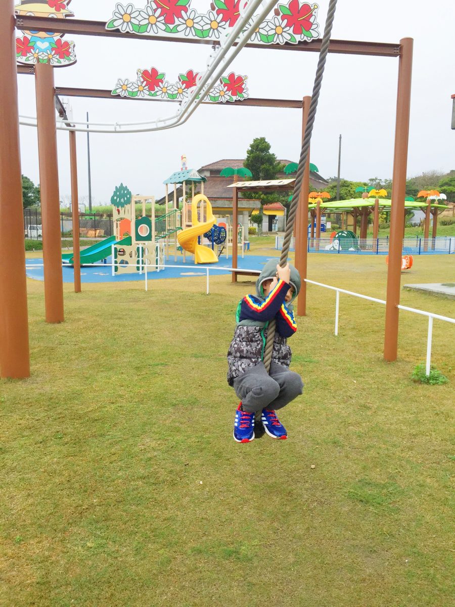 沖繩：なんじー公園（グスクロード公園）2017年新遊具完工，有1~3歲專屬遊戲區！溜滑梯/攀爬設施/泰山環/小山坡/能看海的有趣公園。（GUSUKURODO PARK） - 2017沖繩溜滑梯, 2018沖繩溜滑梯公園, GUSUKURODO PARK, グスクロード公園, なんじー公園, 沖繩1~3歲公園, 沖繩南區溜滑梯公園, 沖繩溜滑梯公園 海邊, 沖繩超長溜滑梯 - 雨立今=霠