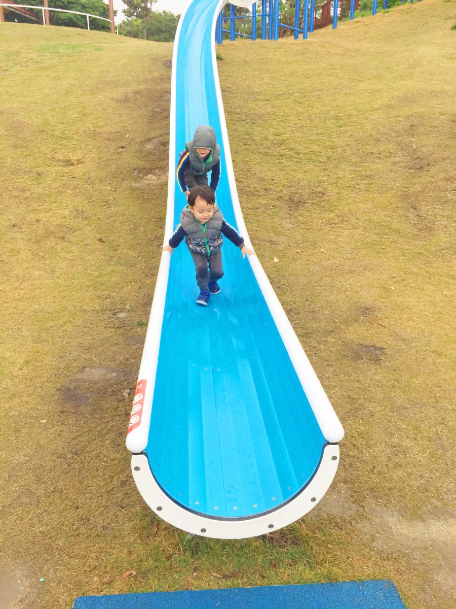沖繩：なんじー公園（グスクロード公園）2017年新遊具完工，有1~3歲專屬遊戲區！溜滑梯/攀爬設施/泰山環/小山坡/能看海的有趣公園。（GUSUKURODO PARK） - 2017沖繩溜滑梯, 2018沖繩溜滑梯公園, GUSUKURODO PARK, グスクロード公園, なんじー公園, 沖繩1~3歲公園, 沖繩南區溜滑梯公園, 沖繩溜滑梯公園 海邊, 沖繩超長溜滑梯 - 雨立今=霠