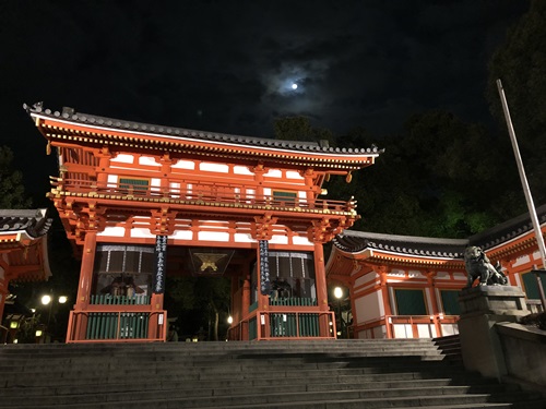 京都必去神社：白天與黑夜都很美的八坂神社，求結緣、除病、美麗、生意興隆。（祇園祭/祇園四条景點/京都必去/八坂神社交通） - 京都必去 - 雨立今=霠