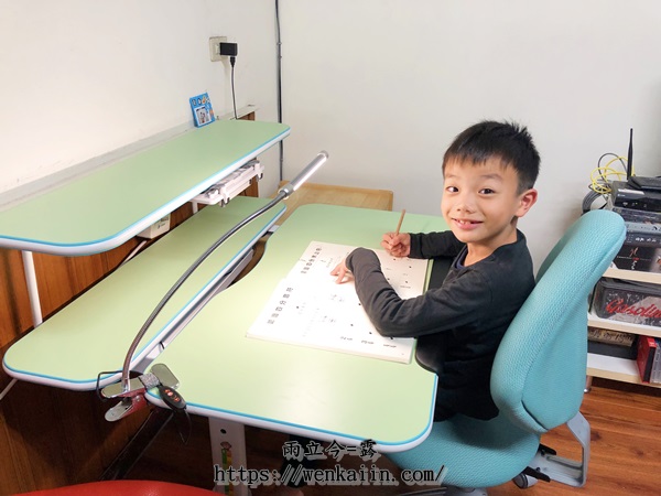 【Artso亞梭傢俬】 Aplus桌：桌高及桌板皆可調整，可以從小用到成年的高CP值兒童成長專用書桌。 - 小學生活 - 雨立今=霠