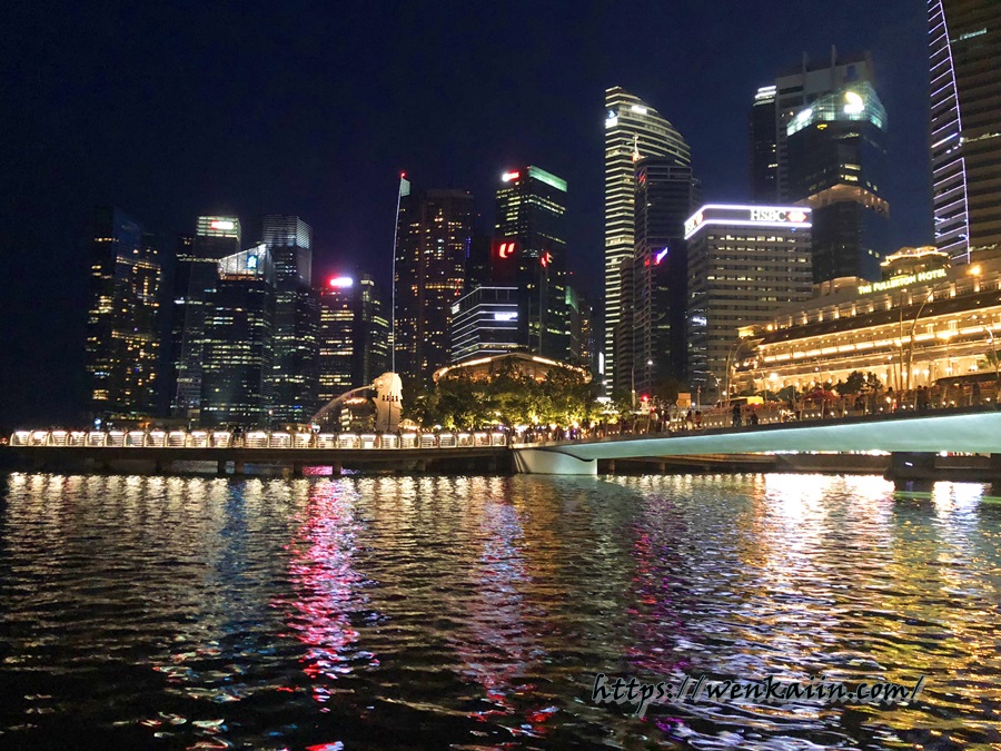 2019新加坡/新加坡自行：魚尾獅公園，日夜都美的新加坡必去景點。完整交通/附近景點/散步路線，感受新加坡城市之美。（浮爾頓船塢/加納文橋/小孩跳河銅像/魚尾獅公園半日行程/魚尾獅公園夜景） - 2019新加坡, Asian Civilisations Museum Green, The Fullerton Hotel, 亞洲文明博物館, 加納文橋, 小孩跳河銅像, 新加坡必去景點, 新加坡浮爾頓飯店, 新加坡自行, 浮爾頓船塢, 維多利亞劇院, 音樂會堂, 魚尾獅交通, 魚尾獅公園, 魚尾獅公園2019, 魚尾獅公園一日遊, 魚尾獅公園半日行程, 魚尾獅公園半日遊, 魚尾獅公園夜景, 魚尾獅公園怎麼去, 魚尾獅公園拍照, 魚尾獅公園行程, 魚尾獅公園點燈, 魚尾獅散步路線, 魚尾獅附近景點 - 雨立今=霠