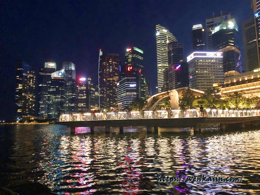 2019新加坡/新加坡自行：魚尾獅公園，日夜都美的新加坡必去景點。完整交通/附近景點/散步路線，感受新加坡城市之美。（浮爾頓船塢/加納文橋/小孩跳河銅像/魚尾獅公園半日行程/魚尾獅公園夜景） - 2019新加坡, Asian Civilisations Museum Green, The Fullerton Hotel, 亞洲文明博物館, 加納文橋, 小孩跳河銅像, 新加坡必去景點, 新加坡浮爾頓飯店, 新加坡自行, 浮爾頓船塢, 維多利亞劇院, 音樂會堂, 魚尾獅交通, 魚尾獅公園, 魚尾獅公園2019, 魚尾獅公園一日遊, 魚尾獅公園半日行程, 魚尾獅公園半日遊, 魚尾獅公園夜景, 魚尾獅公園怎麼去, 魚尾獅公園拍照, 魚尾獅公園行程, 魚尾獅公園點燈, 魚尾獅散步路線, 魚尾獅附近景點 - 雨立今=霠