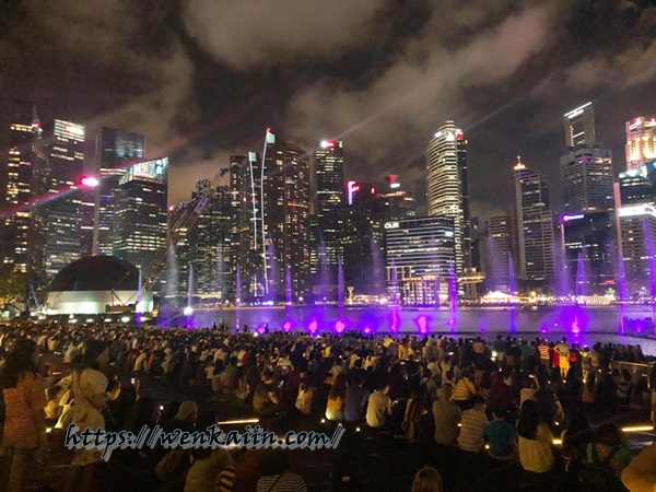 2019新加坡/新加坡必看夜景：幻彩生輝-光影水舞秀（濱海灣金沙酒店水舞秀），地點/時間/交通/行程懶人包分享。 - 新加坡必去 - 雨立今=霠