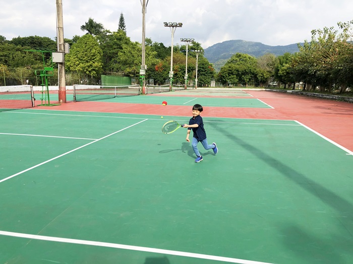 【6Y6M】邱吉吉網球訓練4個月紀錄：對網球充熱情，願意主動天天練球的孩子。 - 兒童網球 - 雨立今=霠