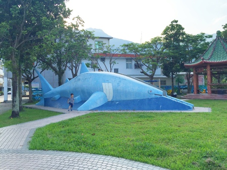 台東關山：兒童遊樂場，鯊魚雙軌溜滑梯跟各類遊具等著大家來玩！ - 台東親子 - 雨立今=霠