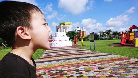 台東：生日蛋糕公園，有會唱歌的大蛋糕、分齡的遊戲區、賴馬繪本的角色，好玩又童趣。 - 台東遊戲區 - 雨立今=霠