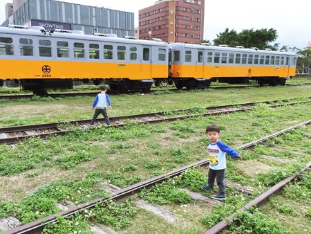 台東：鐵道藝術村，保留火車、月台、鐵軌的親子景點。 - 台東親子 - 雨立今=霠