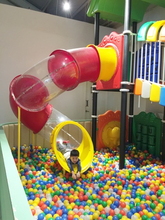 高雄：童樂島親子餐廳，整層的親子遊戲空間玩的很盡興。 - 高雄親子餐廳 - 雨立今=霠