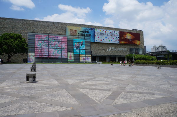 夢我所夢，草間彌生亞洲巡迴展：邱吉吉跟媽媽去看展 - 國立台灣美術館 - 雨立今=霠
