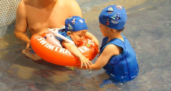 【新鮮試】Splash About潑寶讓孩子游泳戲水更安全也更舒適。(內含大量兩兄弟泳裝照) - 兒童抗uv海灘褲 - 雨立今=霠