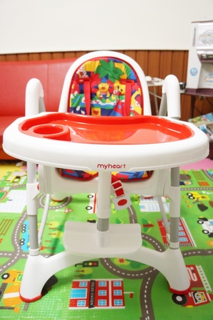 【新鮮試】Myheart折疊式兒童安全餐椅，媽媽的好幫手。 - babye矽膠圍兜 - 雨立今=霠