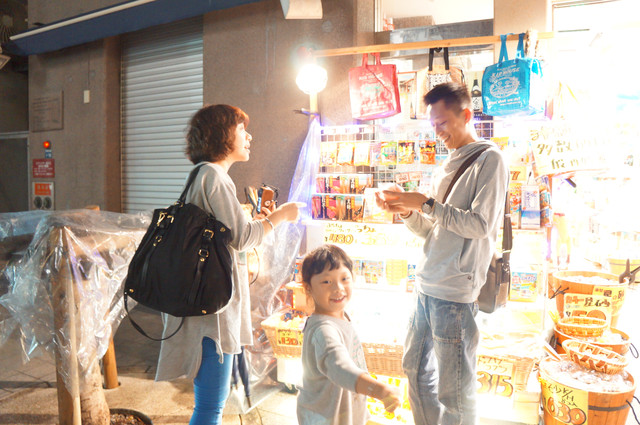 2013年沖繩親子行Day3：夜晚的國際通及塩屋，不一樣的體驗。 - 雨立今=霠