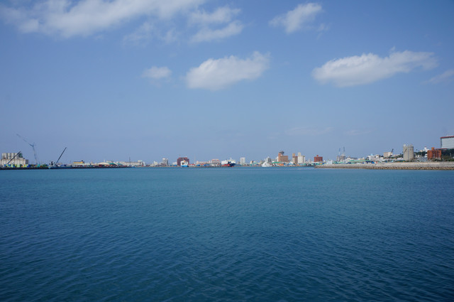 2013年沖繩親子行Day1： 昇降式半潛水艇，邱言言搭船初體驗。 - 雨立今=霠