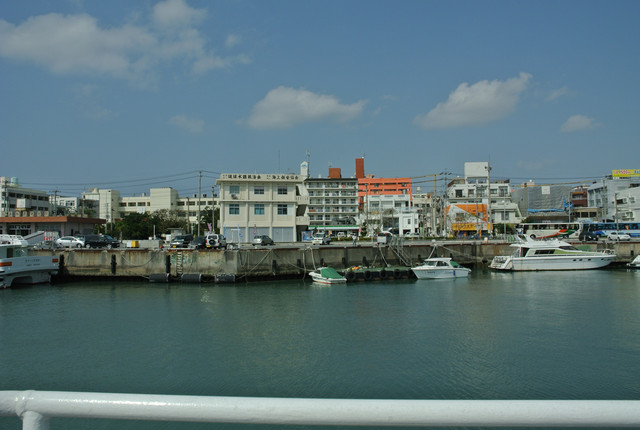 2013年沖繩親子行Day1： 昇降式半潛水艇，邱言言搭船初體驗。 - 雨立今=霠