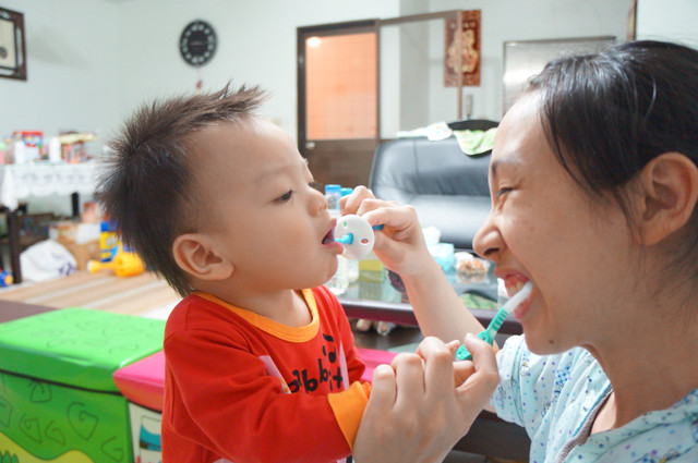 乳牙清潔 × 邱言言，第二時期（1歲以上）。akachan阿卡將電動牙刷好好用！ - 雨立今=霠