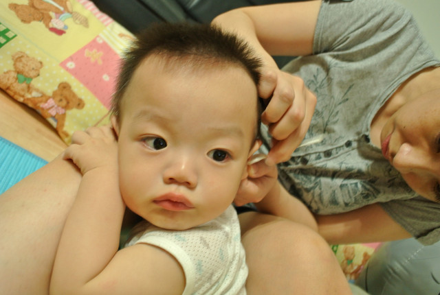 【10M23D】：嬰兒挖耳朵，邱言言最愛媽媽挖耳朵。 - 雨立今=霠