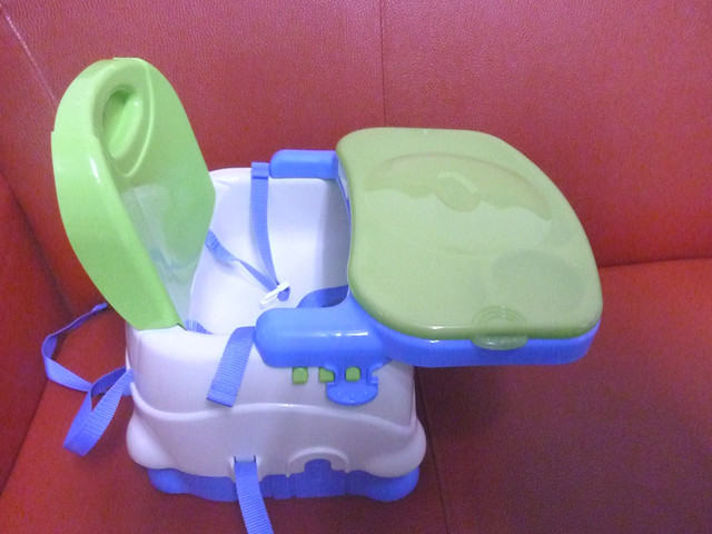 育兒推薦：費雪小餐椅+Boon擠壓餵食湯匙＋Bumkins的圍兜，讓餵副食品更easy。 - 雨立今=霠