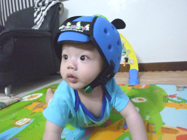 【7M】：嬰兒學爬，Thudguard防撞帽+護膝，保護我的邱言言 - 雨立今=霠
