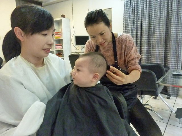 6M19D：小嬰兒也要很時尚－邱言言剪髮初體驗 - 雨立今=霠