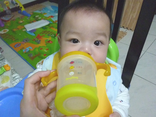【6M起】邱言言 × 副食品：嬰兒喝水訓練這檔事(101.04.19補充：6M16D學會用吸管喝水) - 雨立今=霠