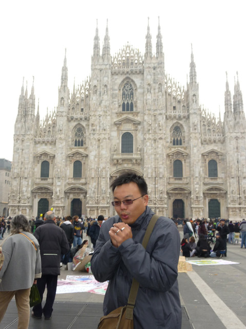 2010.10義大利蜜月Day3：米蘭就是時尚 - 米蘭大教堂, 義大利 米蘭 景點, 義大利 米蘭 觀光, 義大利 艾曼紐廣場, 艾曼紐廣場 - 雨立今=霠