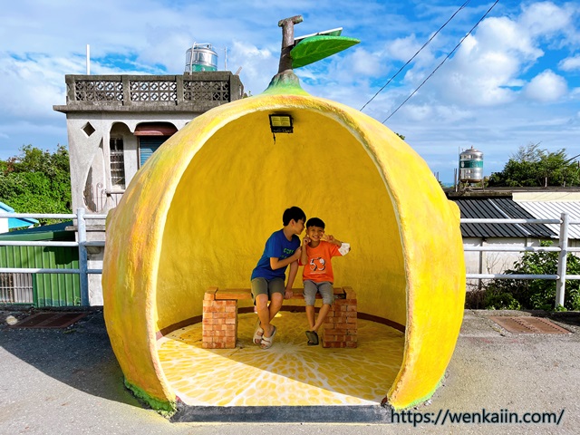 台東網美景點/台東IG景點：台東海線必拍的水果公車亭，坐在可可愛愛的柑橘中等車。 - 花東吃喝玩樂 - 雨立今=霠