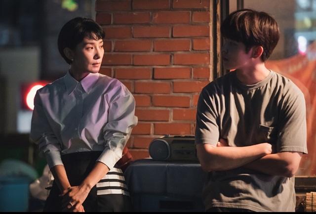 2023韓劇：紙之月（1~10集）劇情/結局/心得，愛讓人願意付出一切？相差26歲的不違和母子戀。 - 不負責劇評 - 雨立今=霠