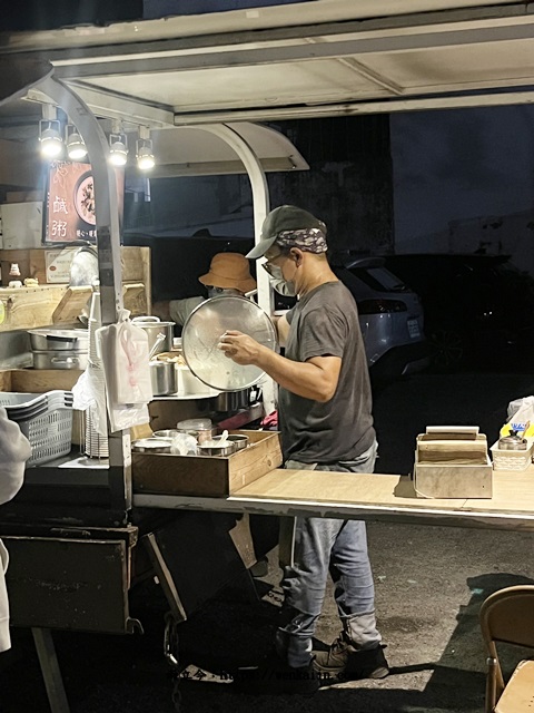 【台東隱藏版美食】夢碗粥：台東最強宵夜餐車，真材實料的粥搭配各種美味小菜！台東必吃美食。（台東排隊美食/台東餐車/台東宵夜推薦/台東好吃） - 台東在地人美食, 台東好吃, 台東宵夜, 台東宵夜推薦, 台東必吃, 台東必吃宵夜, 台東必吃美食, 台東必買, 台東排隊美食, 台東隱藏版美食, 台東餐車, 台東餐車推薦, 夢碗粥, 夢碗粥youtube, 夢碗粥介紹, 夢碗粥價錢, 夢碗粥哪裡買, 夢碗粥幾點賣, 夢碗粥必吃, 夢碗粥排隊, 夢碗粥推薦, 夢碗粥擺攤, 夢碗粥營業, 夢碗粥菜單, 夢碗粥評價, 必吃台東美食, 鐵花村美食, 鐵花村附近美食, 餐車 - 雨立今=霠