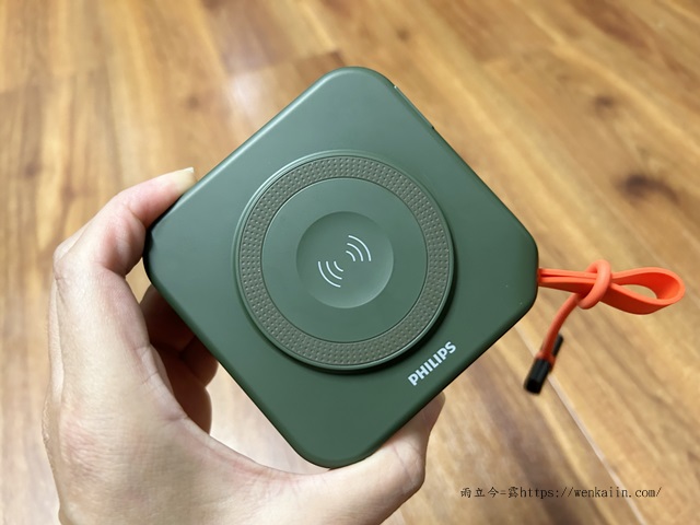 【新鮮試】PHILIPS FunCube 2.0 多合一行動電源：美型＋方便＋好攜帶的完美行動電源，讓大家放心充也FUN心玩。 - #FUN心玩 #嘖嘖 #嘖嘖募資 - 雨立今=霠