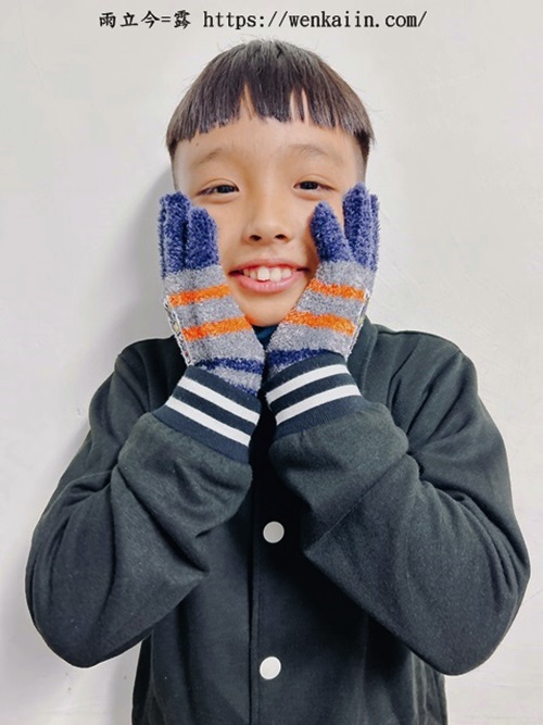 冬天必備:石墨烯保暖套組+兒童英雄保暖兩件組(手套+圍脖),台灣製造的品質保證,親膚、保暖、不厚重,讓我們溫暖又舒服的過冬。 - #cerfbell, #瑟夫貝爾, #體溫魔術師, 保暖手套, 保暖毛帽, 保暖脖圍, 兒童保暖手套推薦, 兒童手套, 兒童脖圍, 兒童脖圍推薦, 卡通手套, 可觸碰螢幕手套, 台灣製石墨烯, 石墨烯保暖, 石墨烯手套, 石墨烯毛帽, 石墨烯脖圍, 脖圍推薦 - 雨立今=霠