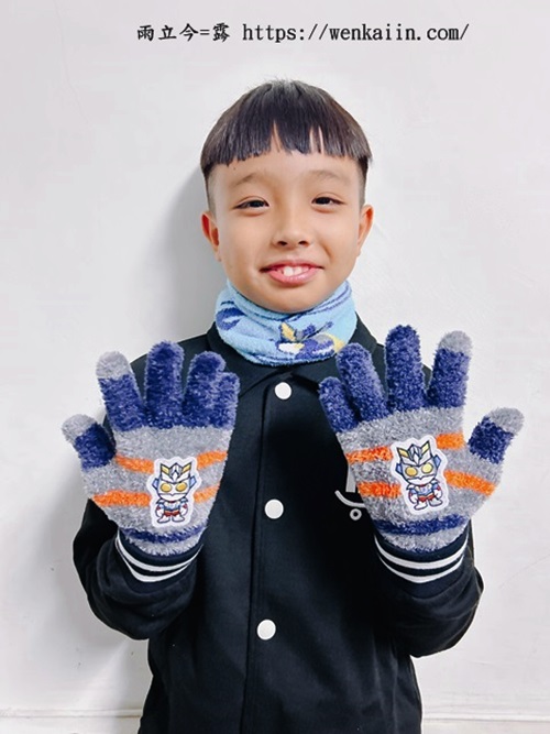 冬天必備:石墨烯保暖套組+兒童英雄保暖兩件組(手套+圍脖),台灣製造的品質保證,親膚、保暖、不厚重,讓我們溫暖又舒服的過冬。 - #cerfbell, #瑟夫貝爾, #體溫魔術師, 保暖手套, 保暖毛帽, 保暖脖圍, 兒童保暖手套推薦, 兒童手套, 兒童脖圍, 兒童脖圍推薦, 卡通手套, 可觸碰螢幕手套, 台灣製石墨烯, 石墨烯保暖, 石墨烯手套, 石墨烯毛帽, 石墨烯脖圍, 脖圍推薦 - 雨立今=霠