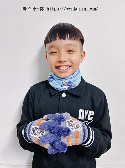 冬天必備:石墨烯保暖套組+兒童英雄保暖兩件組(手套+圍脖),台灣製造的品質保證,親膚、保暖、不厚重,讓我們溫暖又舒服的過冬。 - #cerfbell, #瑟夫貝爾, #體溫魔術師, 保暖手套, 保暖毛帽, 保暖脖圍, 兒童保暖手套推薦, 兒童手套, 兒童脖圍, 兒童脖圍推薦, 卡通手套, 可觸碰螢幕手套, 台灣製石墨烯, 石墨烯保暖, 石墨烯手套, 石墨烯毛帽, 石墨烯脖圍, 脖圍推薦 - 雨立今=霠