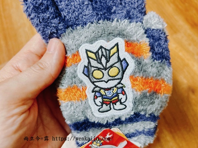 冬天必備:石墨烯保暖套組+兒童英雄保暖兩件組(手套+圍脖),台灣製造的品質保證,親膚、保暖、不厚重,讓我們溫暖又舒服的過冬。 - #cerfbell, #瑟夫貝爾, #體溫魔術師, 保暖手套, 保暖毛帽, 保暖脖圍, 兒童保暖手套推薦, 兒童手套, 兒童脖圍, 兒童脖圍推薦, 卡通手套, 可觸碰螢幕手套, 台灣製石墨烯, 石墨烯保暖, 石墨烯手套, 石墨烯毛帽, 石墨烯脖圍, 脖圍推薦 - 雨立今=霠