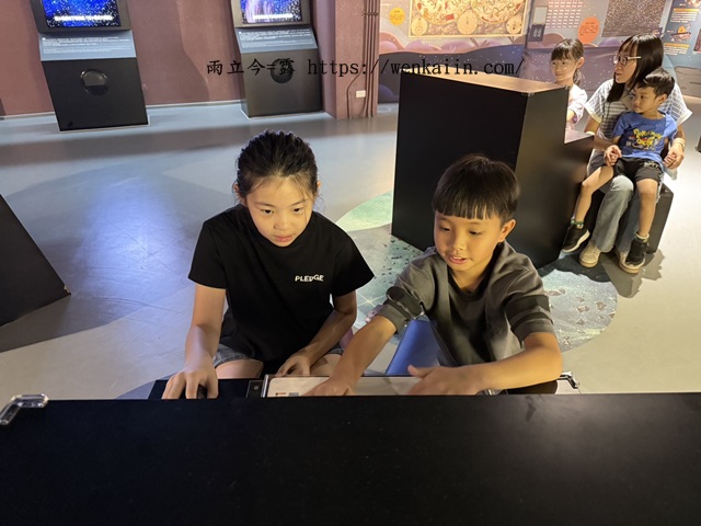 【台南室內景點/台南景點推薦】南瀛天文館：宇宙太空的奧妙探索，互動設施多，3D星象劇場精彩，台南必來親子景點，天文迷別錯過。 - 南瀛天文館, 南瀛天文館2025, 南瀛天文館2026, 南瀛天文館dacrd, 南瀛天文館ptt, 南瀛天文館交通, 南瀛天文館介紹, 南瀛天文館值得去嗎, 南瀛天文館劇場, 南瀛天文館台南, 南瀛天文館好玩嗎, 南瀛天文館展覽, 南瀛天文館展館, 南瀛天文館必玩, 南瀛天文館必看, 南瀛天文館必逛, 南瀛天文館推薦, 南瀛天文館票價, 南瀛天文館親子, 南瀛天文館門票, 南瀛天文館預約, 南瀛天文館體驗, 台南, 台南南瀛天文館, 台南博物館, 台南好玩, 台南室內景點, 台南必去, 台南必暑景點, 台南必逛, 台南推薦景點, 台南景點, 台南行程, 台南親子室內景點, 台南親子景點, 台南親子行程, 台南雨天景點, 臺灣博物館推薦, 親子景點南瀛天文館, 親子行程南瀛天文館 - 雨立今=霠