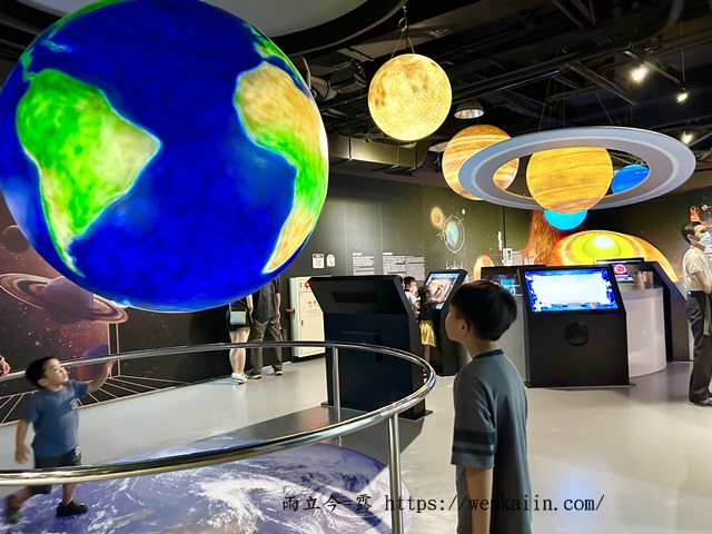 【台南室內景點/台南景點推薦】南瀛天文館：宇宙太空的奧妙探索，互動設施多，3D星象劇場精彩，台南必來親子景點，天文迷別錯過。 - 南瀛天文館, 南瀛天文館2025, 南瀛天文館2026, 南瀛天文館dacrd, 南瀛天文館ptt, 南瀛天文館交通, 南瀛天文館介紹, 南瀛天文館值得去嗎, 南瀛天文館劇場, 南瀛天文館台南, 南瀛天文館好玩嗎, 南瀛天文館展覽, 南瀛天文館展館, 南瀛天文館必玩, 南瀛天文館必看, 南瀛天文館必逛, 南瀛天文館推薦, 南瀛天文館票價, 南瀛天文館親子, 南瀛天文館門票, 南瀛天文館預約, 南瀛天文館體驗, 台南, 台南南瀛天文館, 台南博物館, 台南好玩, 台南室內景點, 台南必去, 台南必暑景點, 台南必逛, 台南推薦景點, 台南景點, 台南行程, 台南親子室內景點, 台南親子景點, 台南親子行程, 台南雨天景點, 臺灣博物館推薦, 親子景點南瀛天文館, 親子行程南瀛天文館 - 雨立今=霠